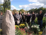 Покладання квітів на могилу В. О. Сухомлинського