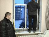 Заступник декана з виховної роботи ФВМ С. Деркач контролює процес монтажу вікон