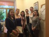 Група студентів-філологів радо позують у вільний від перекладу час в бюро перекладів «Профітран»