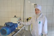 Інна Деремед демонструє технологію виготовлення сирів