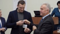 Станіслав Ніколаєнко вручає посвідчення МСУ з важкої атлетики Івану Кузьмичу