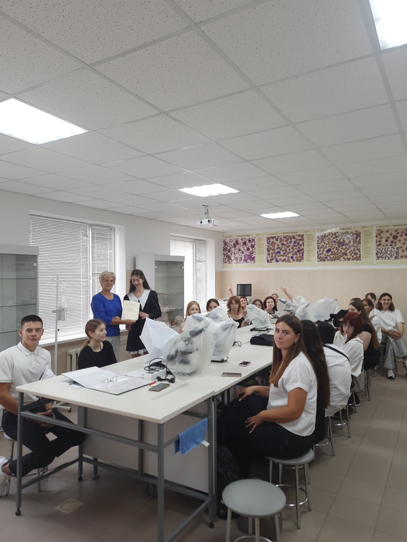 Зображення, що містить у приміщенні, меблі, стілець, одежа</p>
<p>Вміст на основі ШІ може бути неправильним.