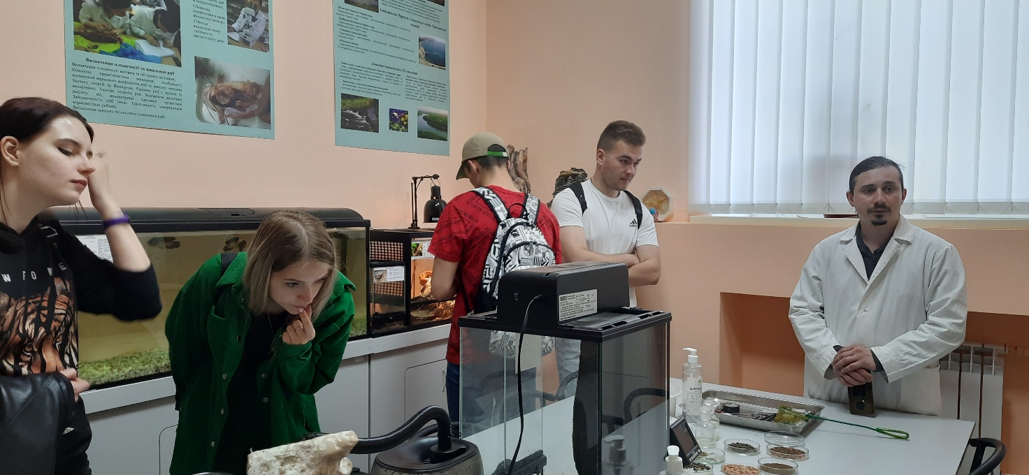 Зображення, що містить одежа, особа, у приміщенні, стіна</p>
<p>Вміст на основі ШІ може бути неправильним.