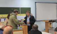 Подарунок екс-президенту Апімондії від завідувача кафедри О.М. Лосєва