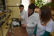 Студенти IV курсу факультету тваринництва та водних біоресурсів проводять хімічні дослідження свіжості м’яса в навчальній лабора
