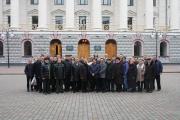 Учасники конференції перед головним корпусом Українського державного університету залізничного транспорту.