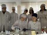 Студенти  учасники гуртка "Сільськогосподарська мікробіологія" виконують дослідження з напрямку "Вплив на мікроорганізми факторі