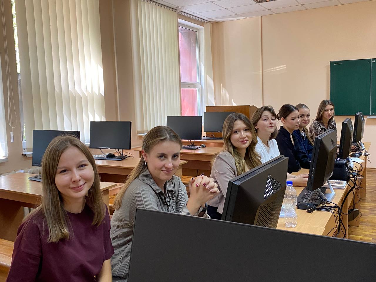 група