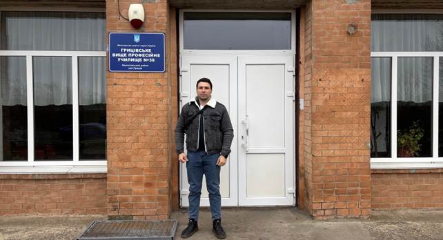 Зображення, що містить одежа, двері, просто неба, вікно</p>
<p>Вміст на основі ШІ може бути неправильним.