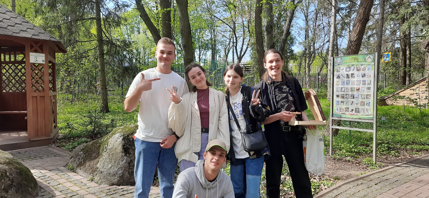 Зображення, що містить одежа, просто неба, особа, дерево</p>
<p>Вміст на основі ШІ може бути неправильним.