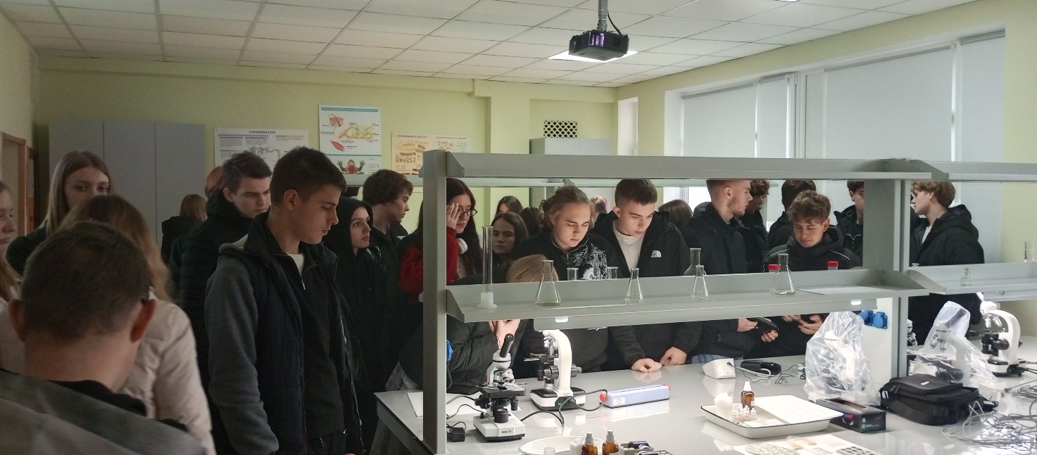 Зображення, що містить особа, у приміщенні, одежа, стіна</p>
<p>Вміст на основі ШІ може бути неправильним.