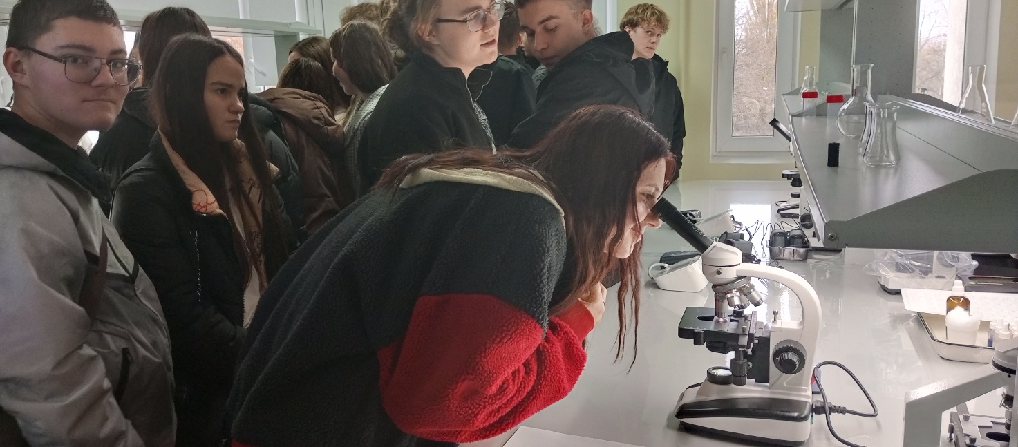 Зображення, що містить особа, одежа, Обличчя людини, у приміщенні</p>
<p>Вміст на основі ШІ може бути неправильним.