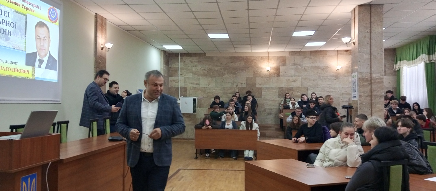 Зображення, що містить одежа, у приміщенні, особа, чоловік</p>
<p>Вміст на основі ШІ може бути неправильним.