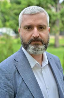 A person with a beard</p>
<p>AI-generated content may be incorrect.