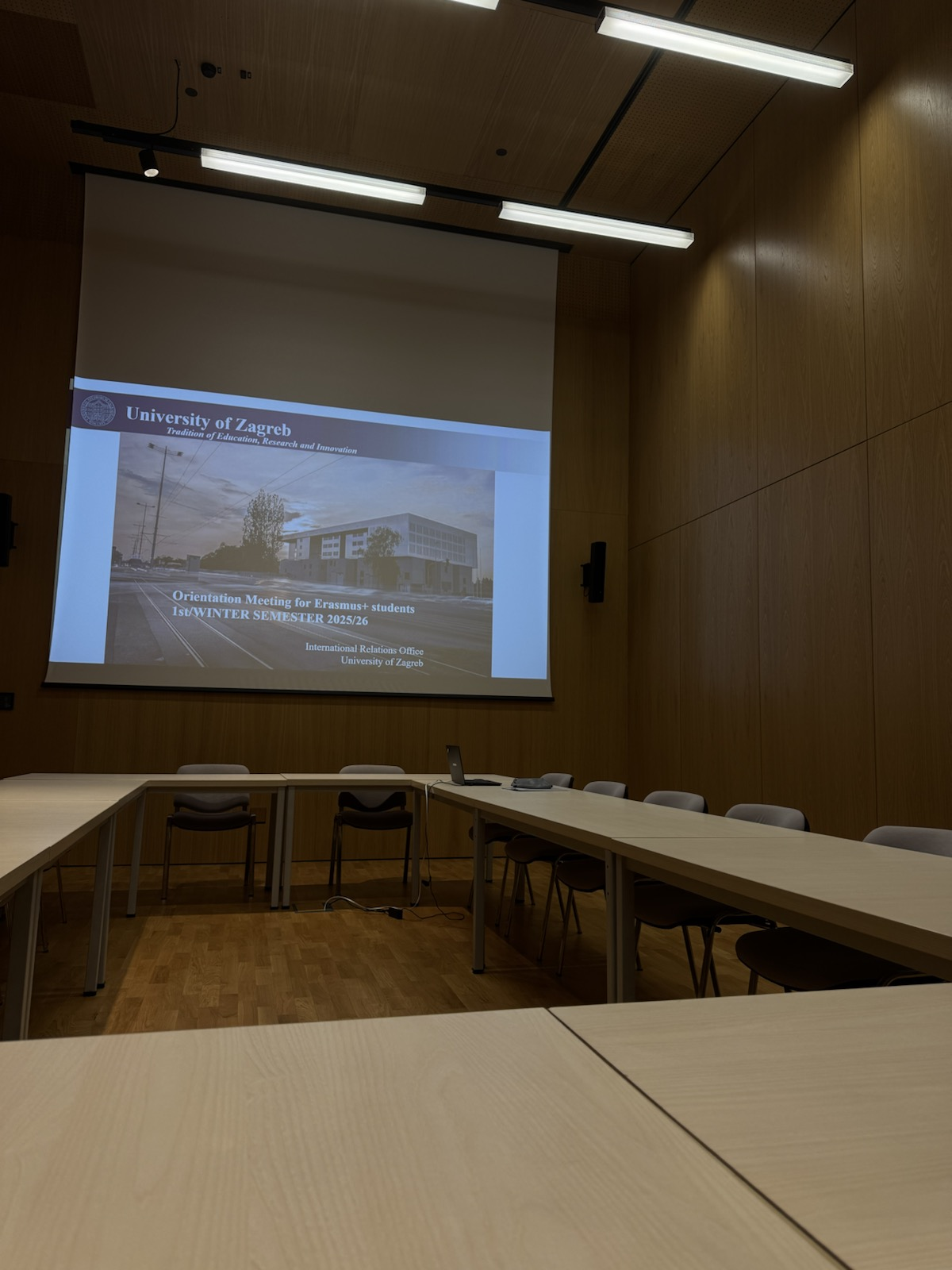 Зображення, що містить у приміщенні, стіна, стеля, меблі</p>
<p>Вміст на основі ШІ може бути неправильним.