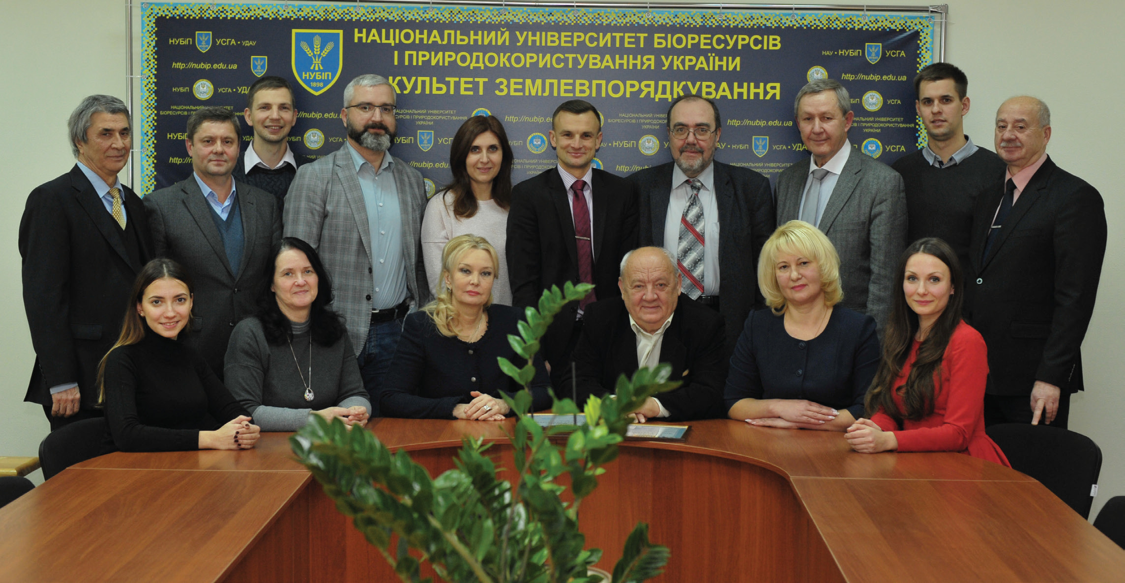 Урочисте засідання з нагоди 15-річчя центру. Перший ряд: Т. М. Аджиєв, В. М. Заяць, А. О. Кошель, А. Г. Мартин, Л. А. Гунько, Т. О. Євсюков, Ю. М. Палеха, С. М. Горбатович, О. В. Шевченко, Ю. Ф. Дехтяренко. Другий ряд: Ю. О. Мороз, О. С. Дорош, І. В. Антипенко, В. Г. Слюсаренко, Л. Л. Кольоса, М. Г. Гиренко.