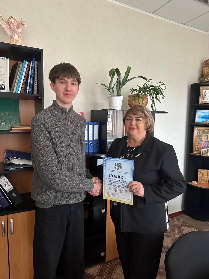 Зображення, що містить одежа, особа, у приміщенні, текст</p>
<p>Вміст на основі ШІ може бути неправильним.