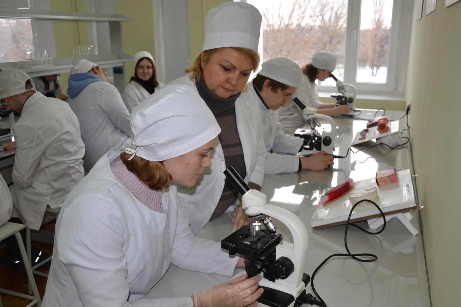 Зображення, що містить особа, одежа, у приміщенні, Робота</p>
<p>Вміст на основі ШІ може бути неправильним.