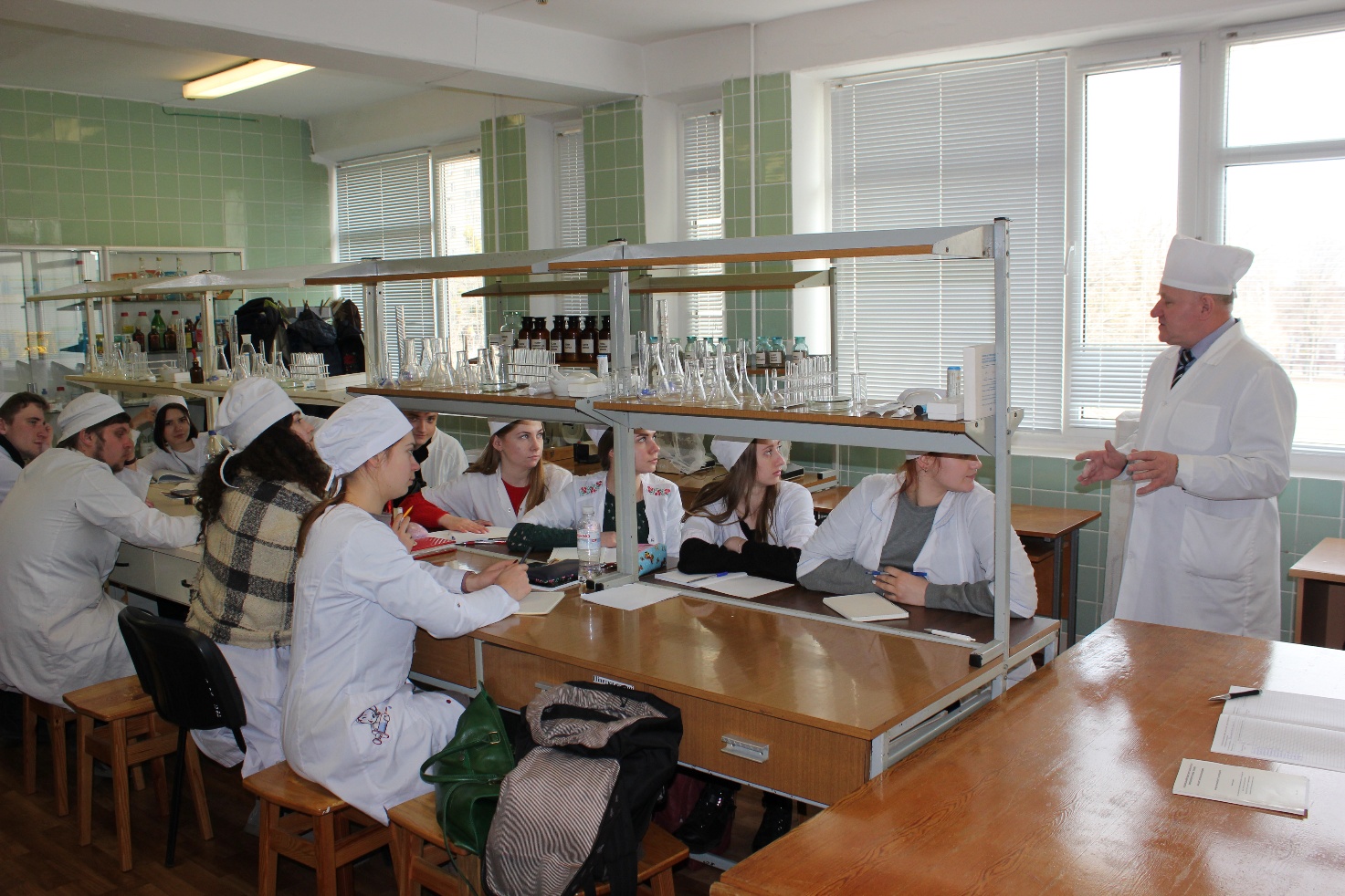 Зображення, що містить одежа, у приміщенні, особа, меблі</p>
<p>Вміст на основі ШІ може бути неправильним.