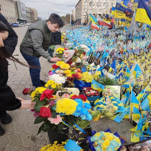 Зображення, що містить одежа, просто неба, Квітковий дизайн, особаАвтоматично згенерований опис