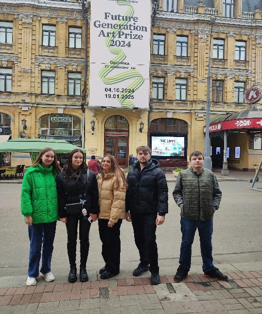 Зображення, що містить одежа, будівля, взуття, просто небаАвтоматично згенерований опис