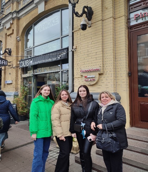 Зображення, що містить одежа, піджак, особа, будівляАвтоматично згенерований опис