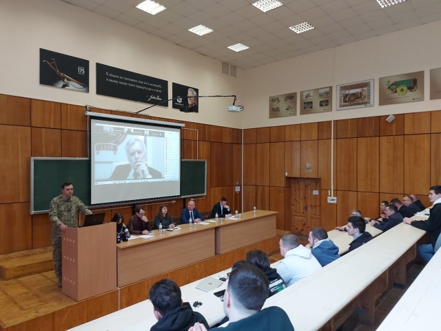 Зображення, що містить у приміщенні, Конференц-зала, стіна, мебліАвтоматично згенерований опис